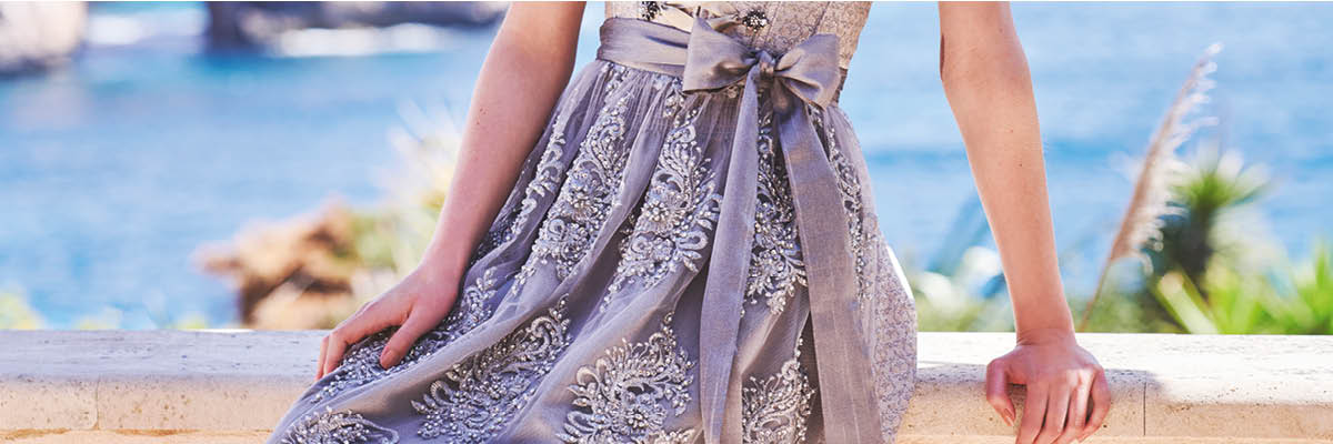 Dirndl mit Spitzenschürze Dirndl mit Spitzenschürze