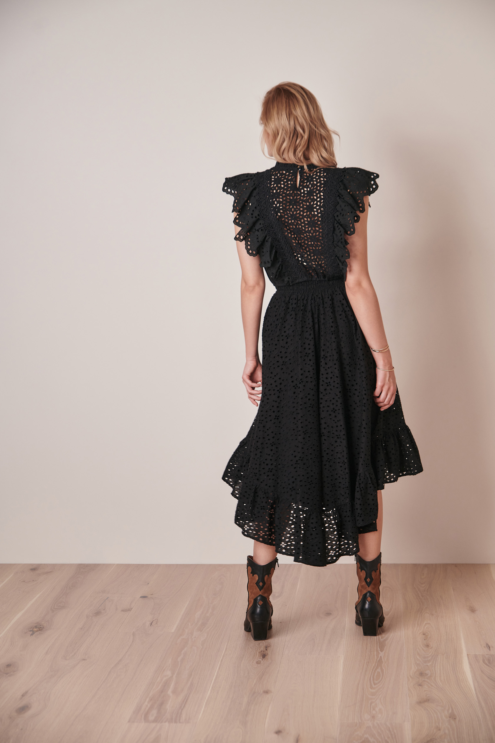 CLAIRE LUISE® Tiered skirt with hole lace in black