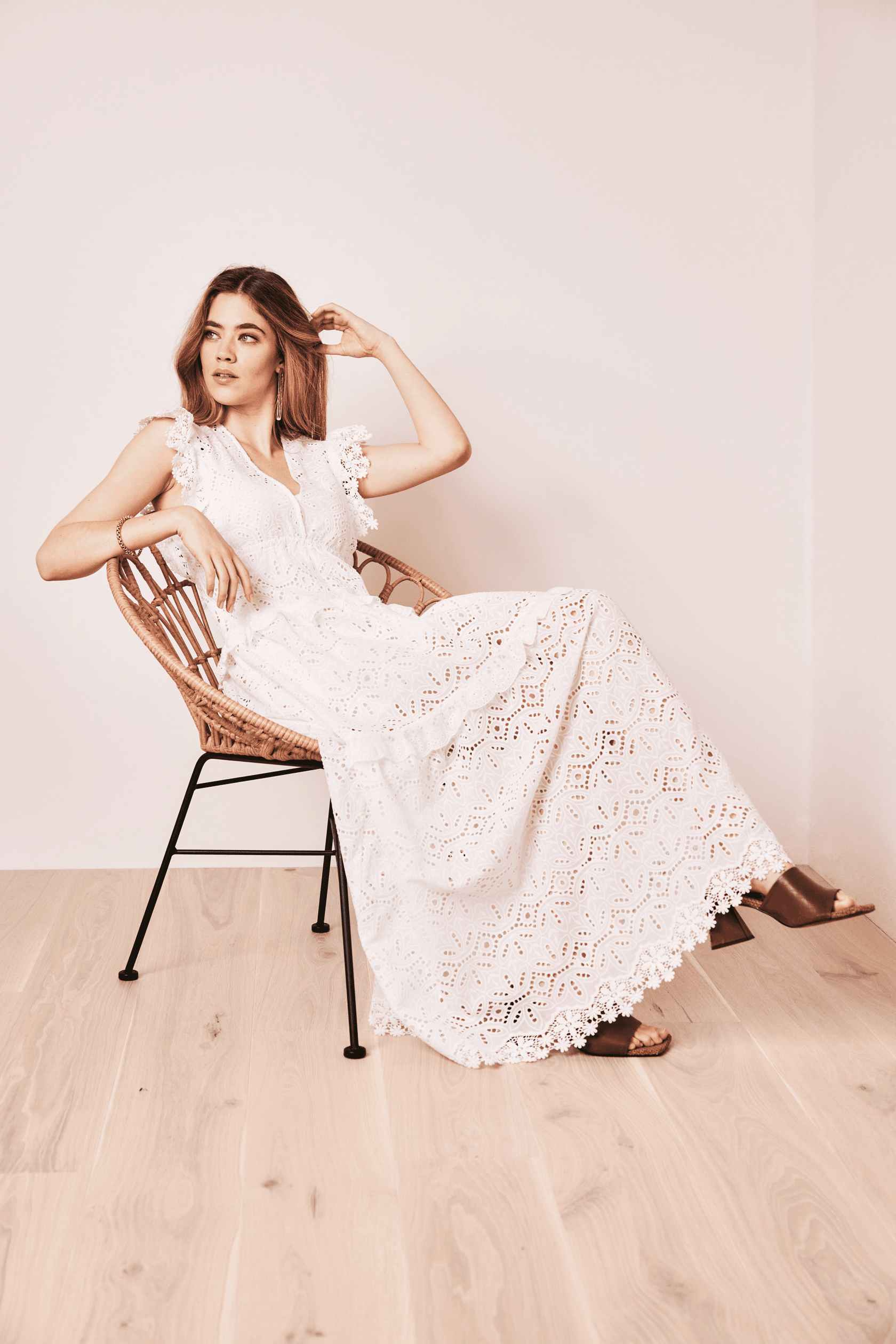 CLAIRE LUISE® Ruffle dress with lace hole in ecru