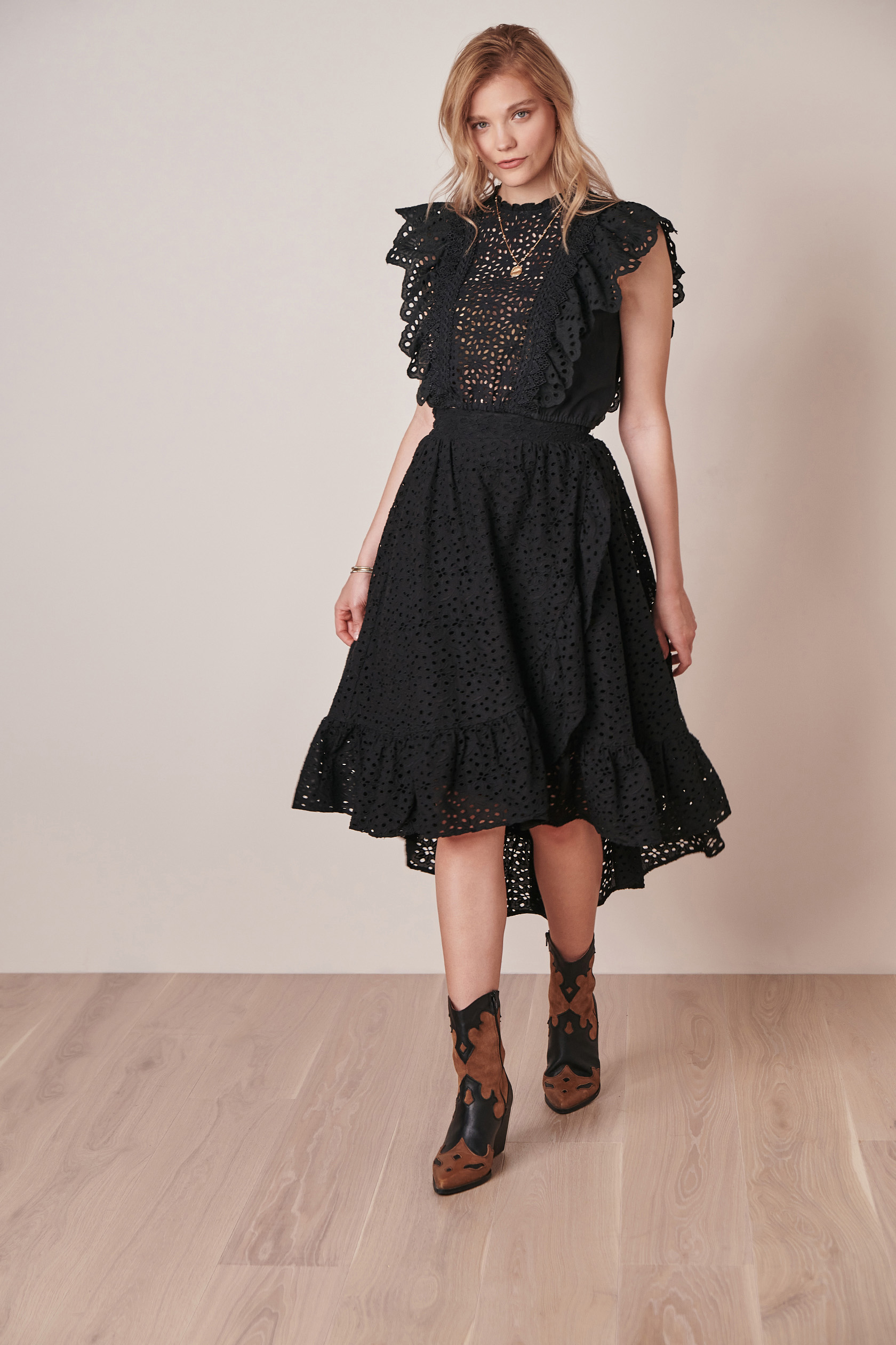 CLAIRE LUISE® Tiered skirt with hole lace in black CLAIRE LUISE® Tiered skirt with hole lace in black