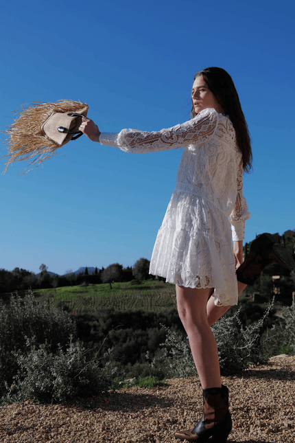 Kurzes Sommerkleid mit Spitze