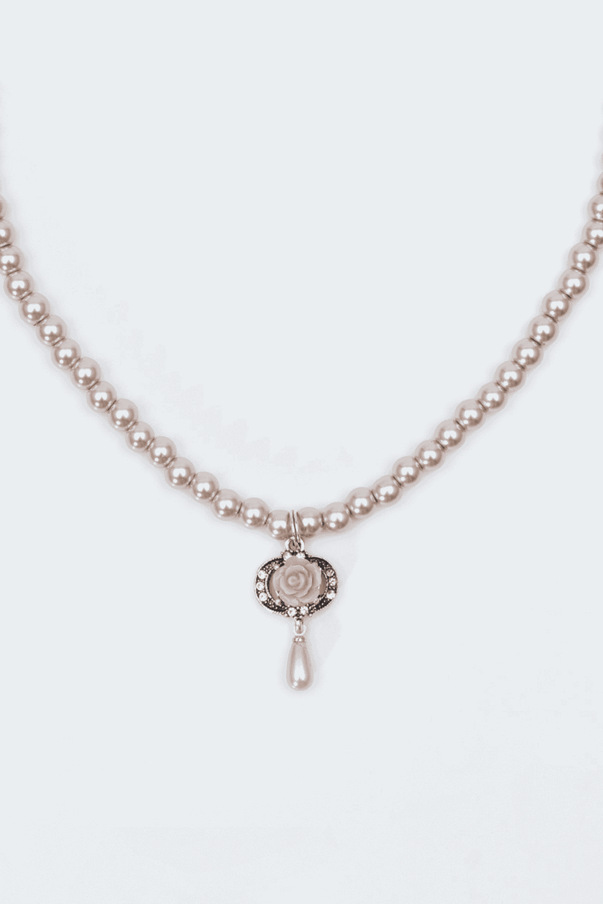 Artikel klicken und genauer betrachten! - Hochwertige Perlenkette Roserl mit einem schönen Rosen-Anhänger. Diese Kette rundet dein Outfit perfekt ab. | im Online Shop kaufen