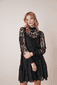 Kurzes Sommerkleid mit Spitze