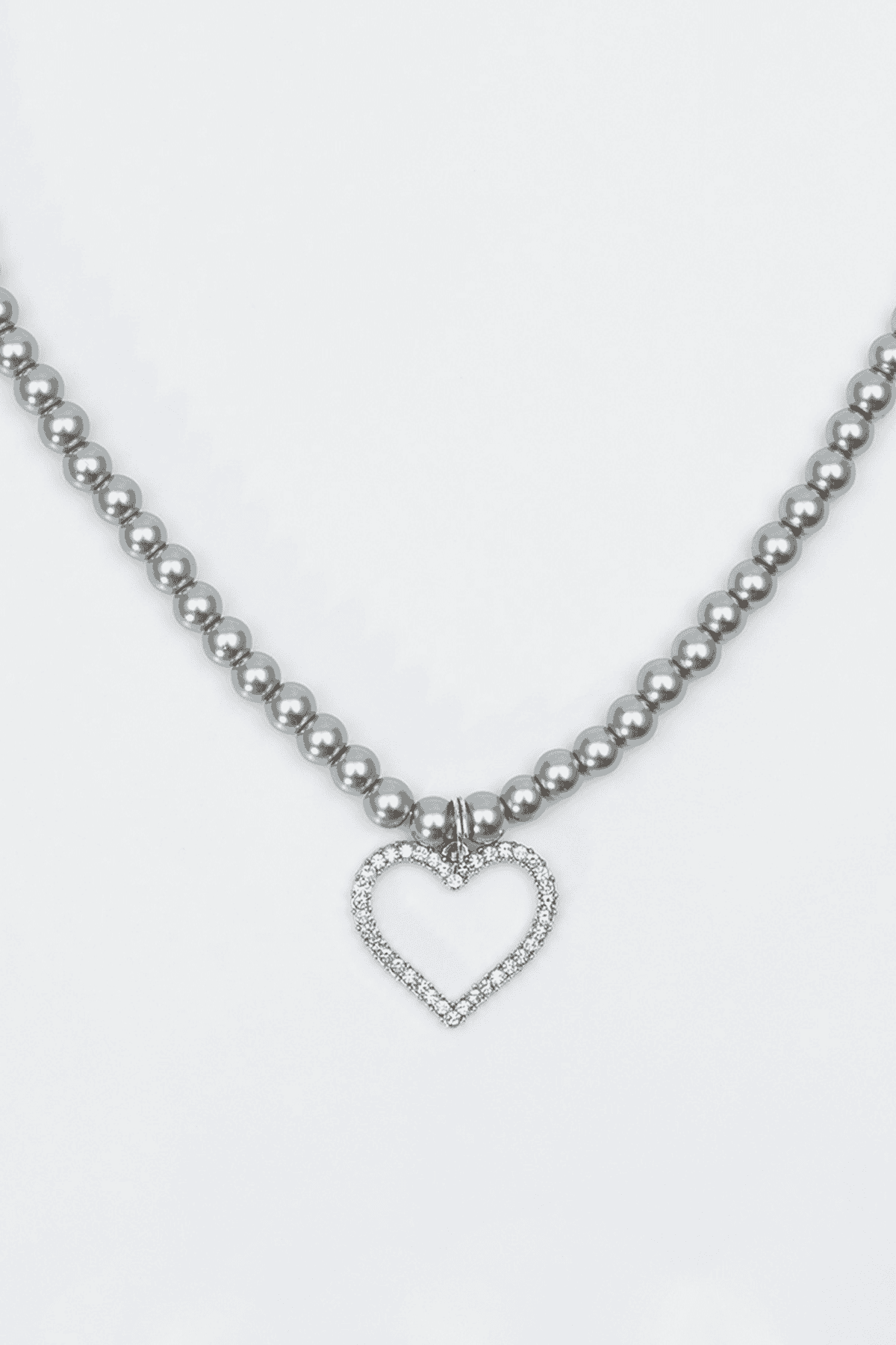 Artikel klicken und genauer betrachten! - Hochwertige Perlenkette Herzblatt mit einem hübschen glitzernden Herz-Anhänger. Diese Kette rundet dein Outfit perfekt ab. | im Online Shop kaufen