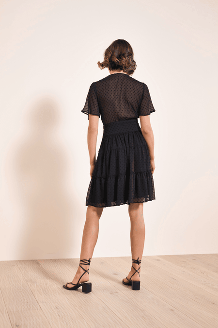 Kurzes gepunktetes Kleid