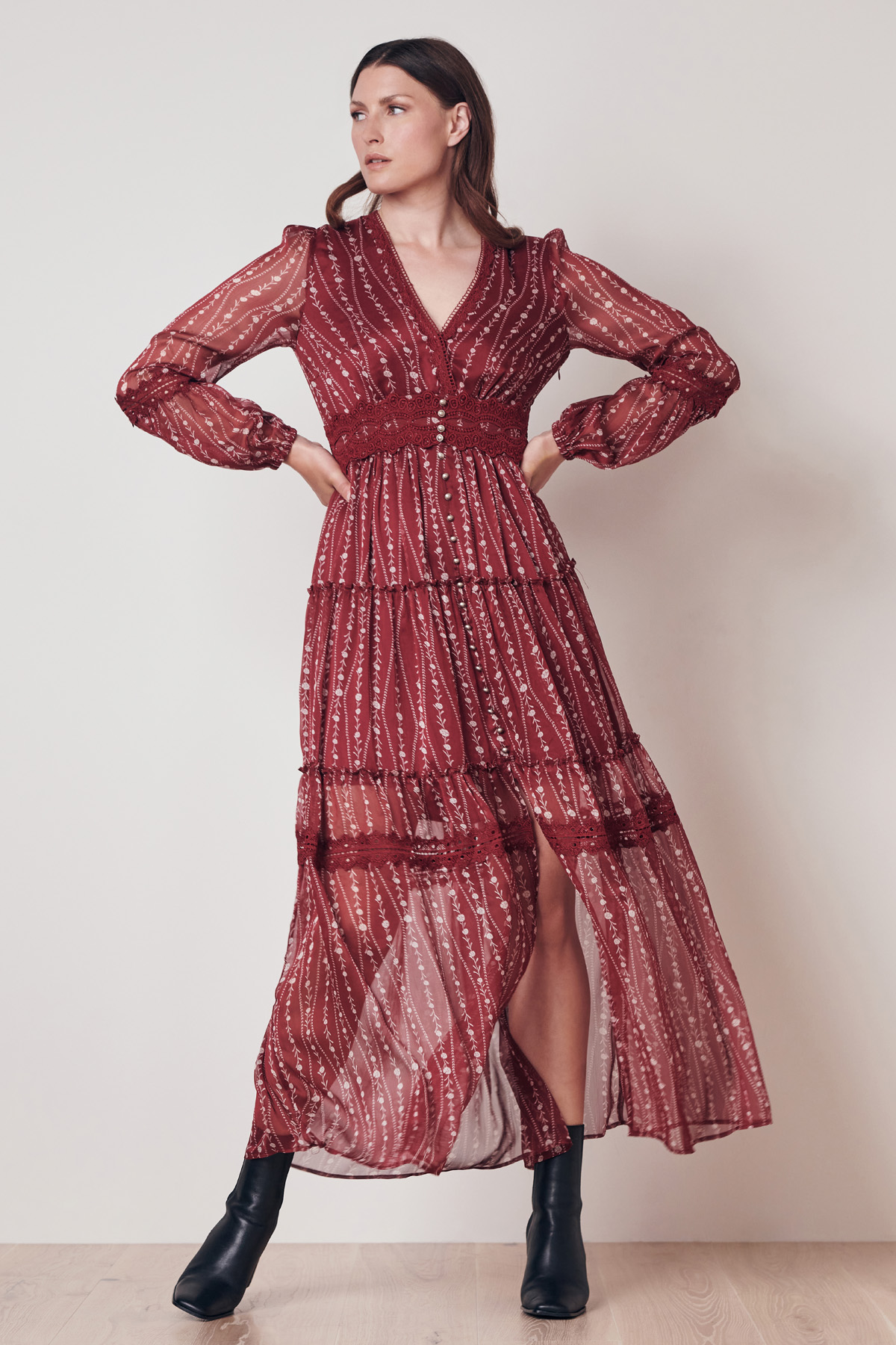 Artikel klicken und genauer betrachten! - Das Kleid Charline begeistert mit einem tollen Stil. Florale Streifen und eine hübsche Knopfleiste zieren das Kleid. Borten- und Rüschendetails machen den Look perfekt. | im Online Shop kaufen