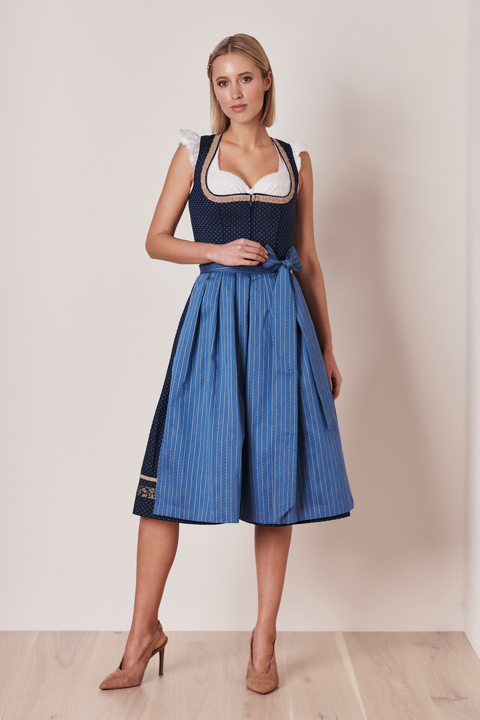 Mei Dirndl Is Grad In Der Wäsch Dirndl Mia (70cm) in blau im Julia Trentini Online Shop