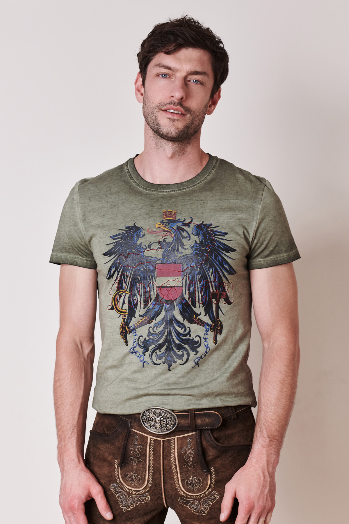 Artikel klicken und genauer betrachten! - Das T-Shirt mit Rundhals-Ausschnitt überzeugt durch eine perfekte Passform. Durch den Austria-Aufdruck wird das Design zum absoluten Hingucker für alle Österreich-Fans. Ein Must-Have für alle, die sich die Tradition bewahren. | im Online Shop kaufen